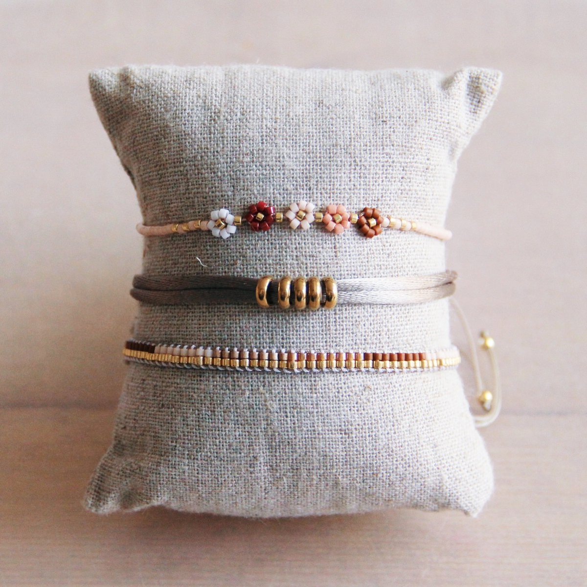 Armbandje - Madeliefjes Nude Mix